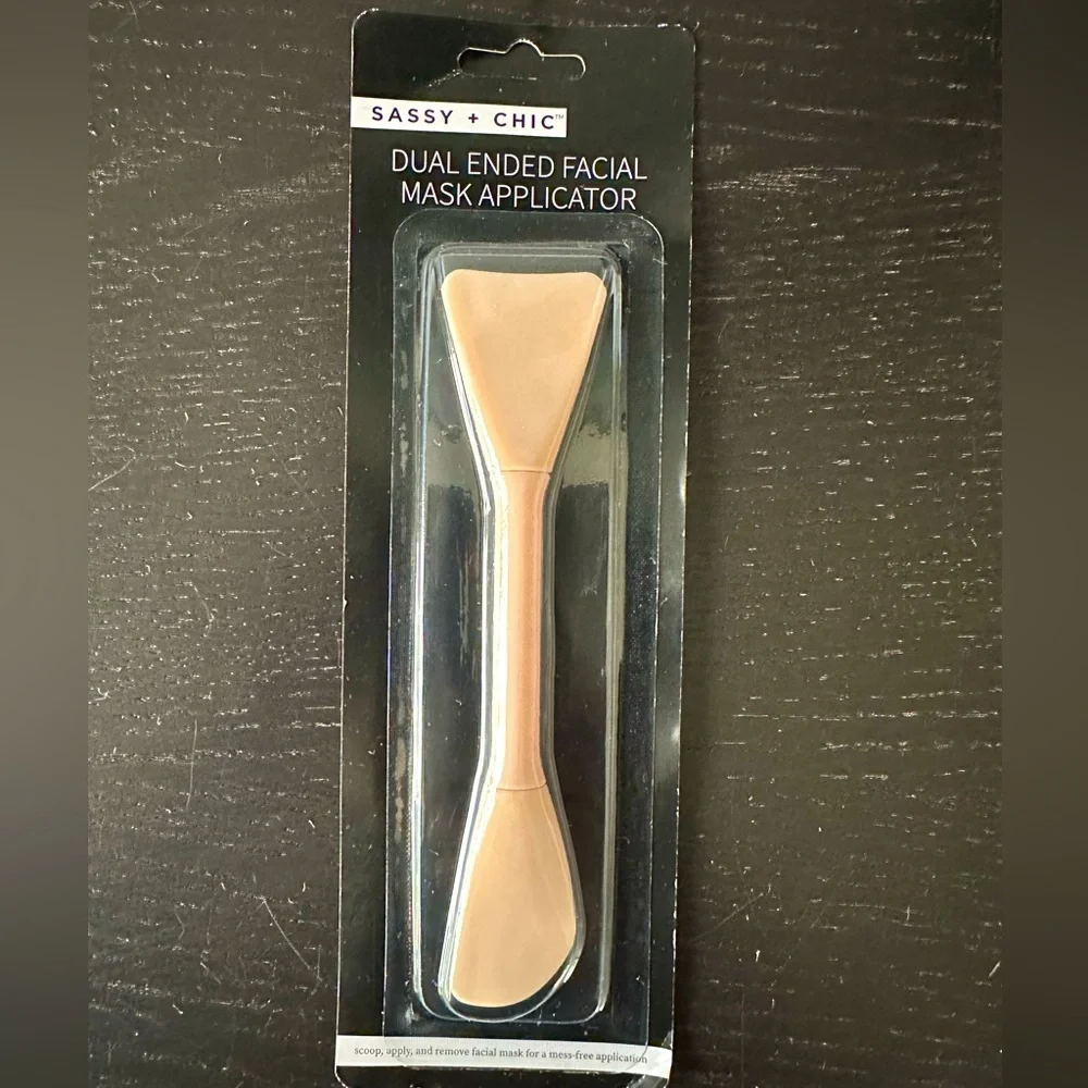 SASSY + CHIC MASK APPLICATOR